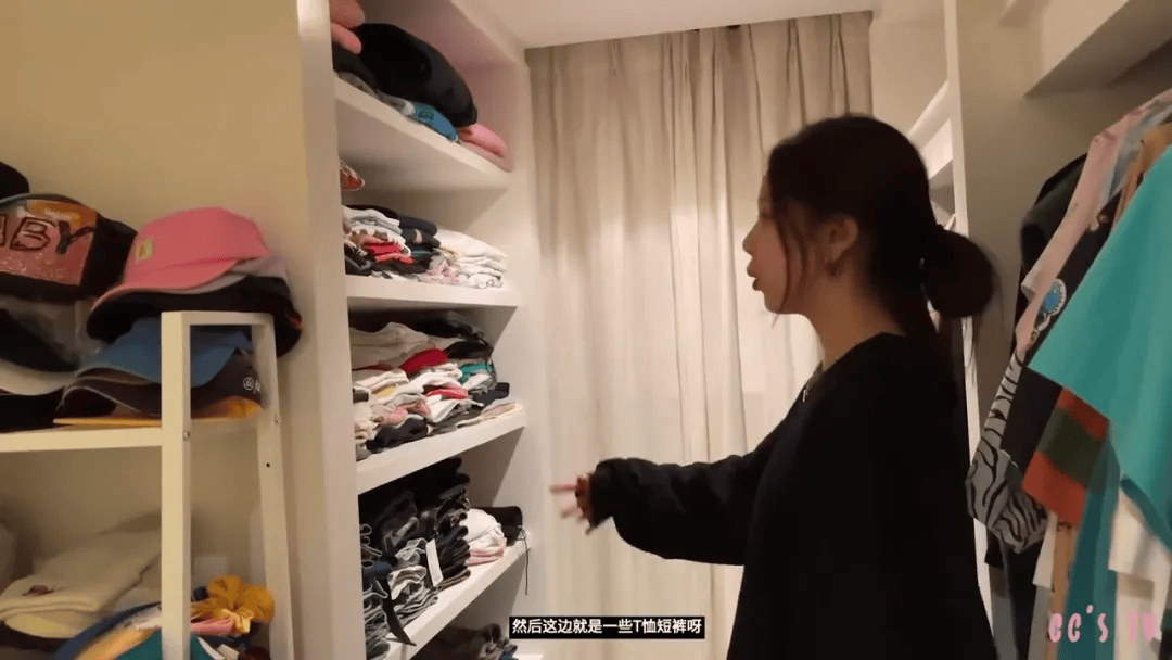 跟张一山分手后,宋妍霏独居上海豪宅:全屋乱糟糟,却美上了热搜!