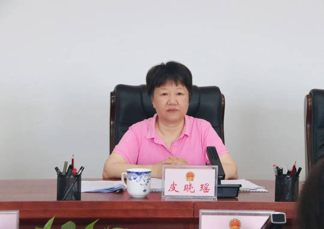 区人大常委会主任皮晓瑶主持会议,副主任刘旭涛,颜显高,俞柳君,李积林