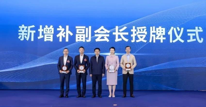 发展集团董事长王基平,广州富力地产股份有限公司副董事长张辉,河南海