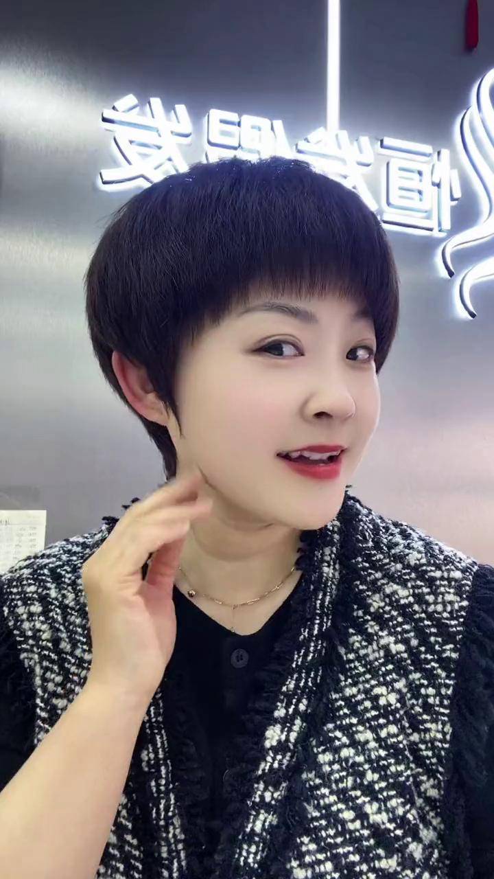 假发短发女生短发波波头新的一天加油改变从头开始