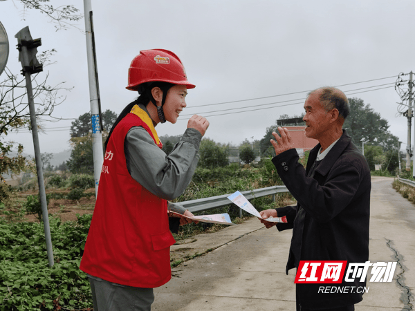 路灯点亮回家路 助力新农村建设