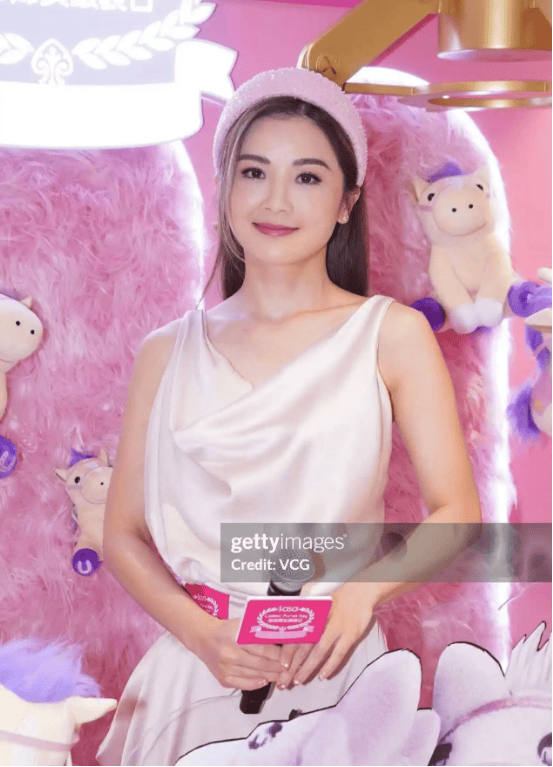 蔡卓妍回应被求婚一事，让记者提问到尴尬，无奈祝前夫郑中基幸福