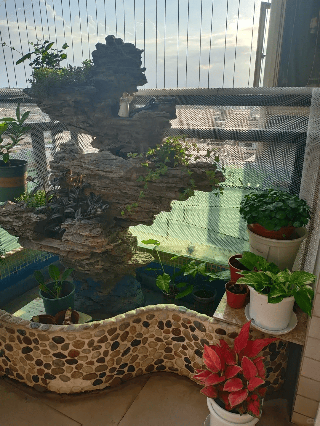 给你的阳台建个假山鱼池,太美了