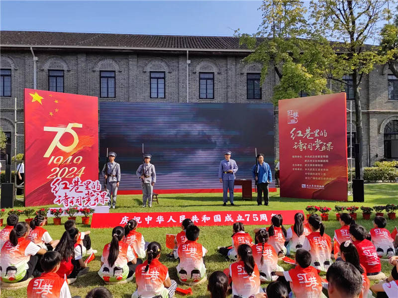 红色旅游迸发青春活力