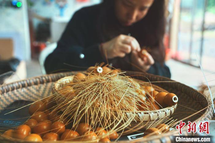 非遗技艺与时尚“牵手” 贵州三穗竹编“潮”出新意