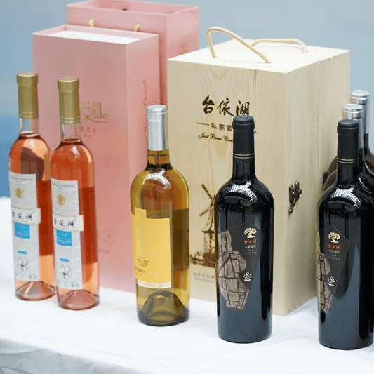 世界城市日在威海丨主题展览展台有序搭建
