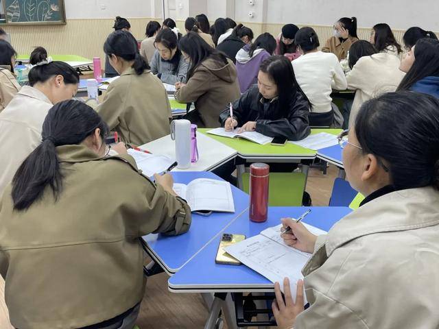 华师附属郑manbetx万博注册州万科城小学班主任培训：提升