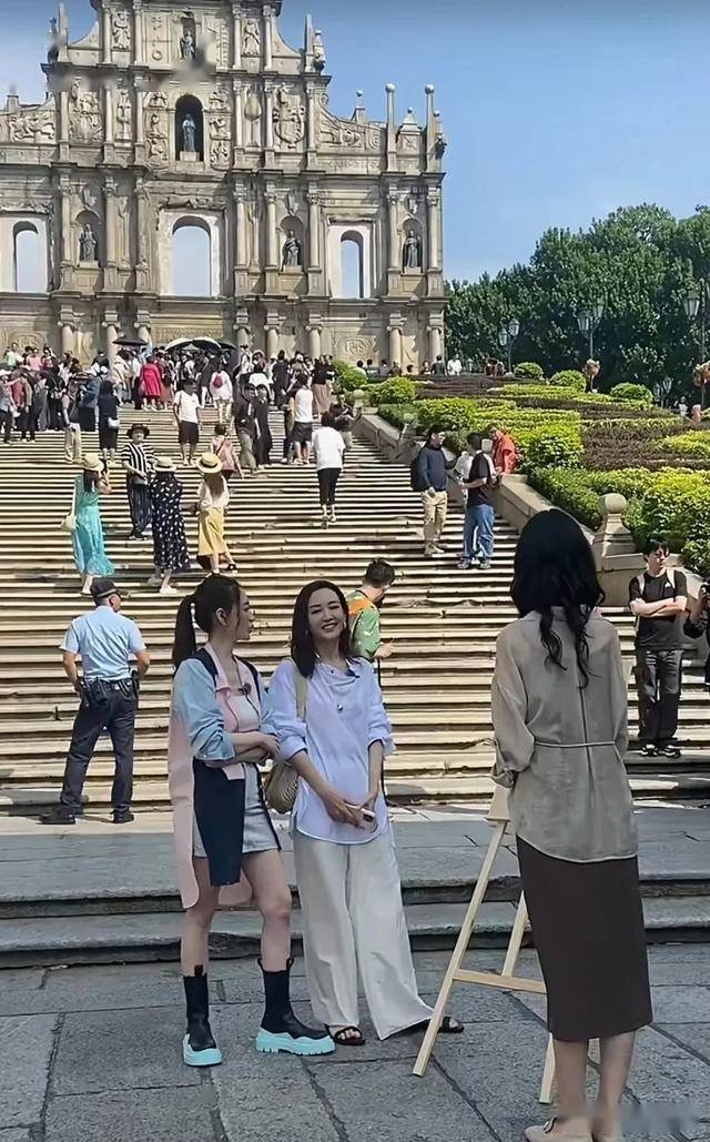 李小冉和王鸥同框,俩人一路热聊,李小冉狂炫奶茶