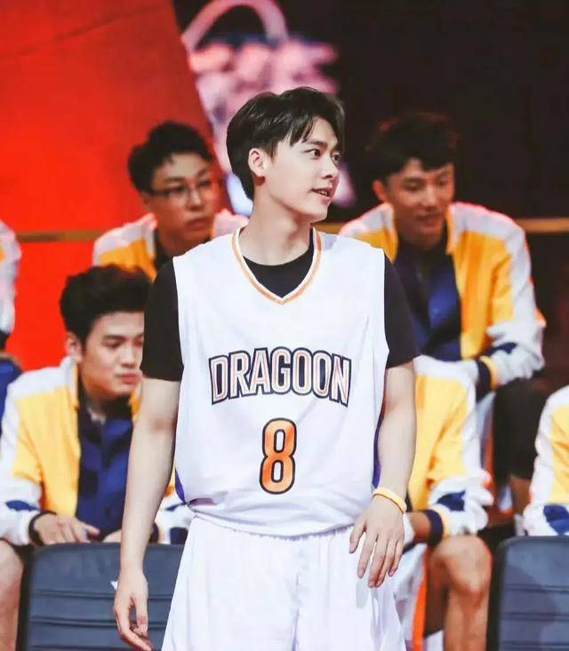 李易峰参加前国脚生日局,穿曼联球衣踢球,皮肤白皙校草本色不改