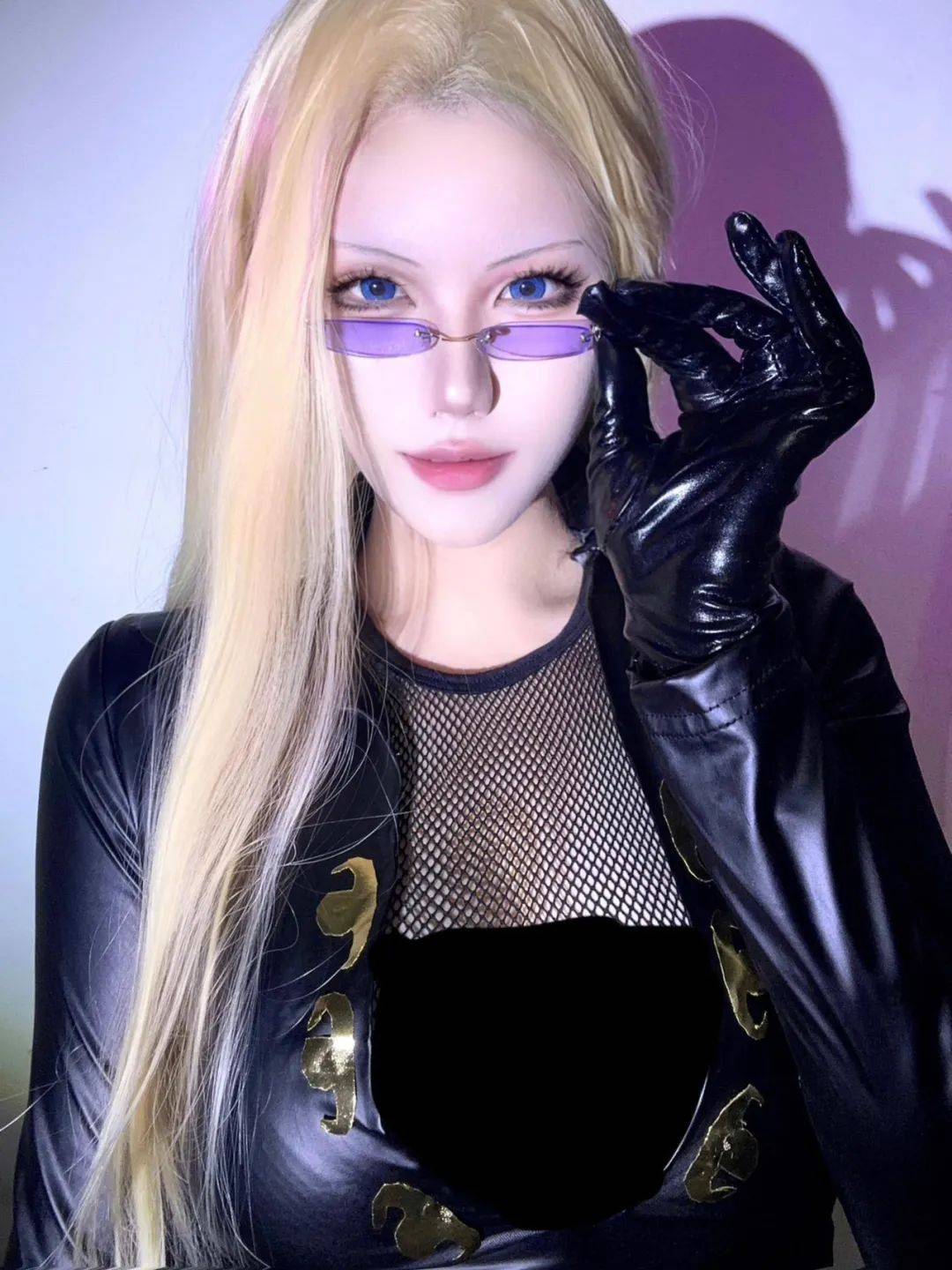 海贼王卡莉法胶衣cos,紧身皮裙渔网衣,这身材和颜值真的绝了