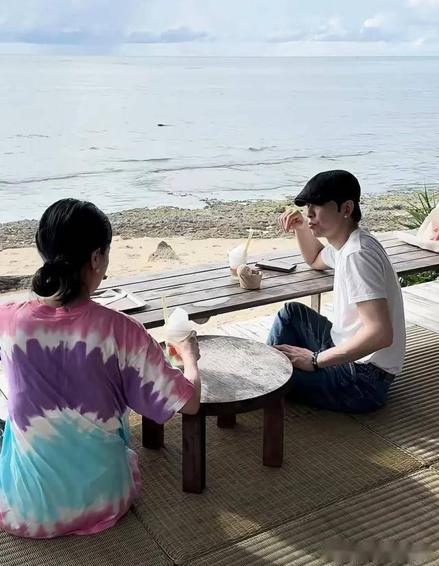 萧敬腾和老婆日本旅行,林有慧苗条十足身材好,牵手过马路像热恋