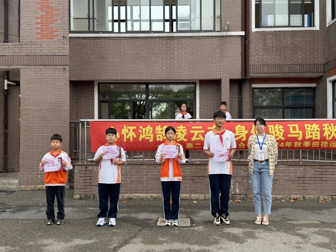 国旗下讲话本周由管梨杉老师进行国旗下讲话,她表示:作为少先队员,要