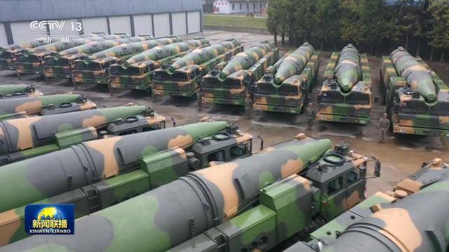 两排东风-26亮相后，美国发布核报告：解放军导弹旅发射车更多了