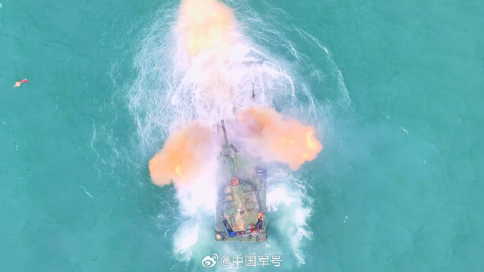 两栖装甲车海上实弹射击战味十足_能力_范道恒_孝尊