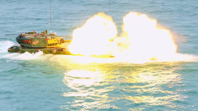 两栖装甲车海上实弹射击战味十足_能力_范道恒_孝尊