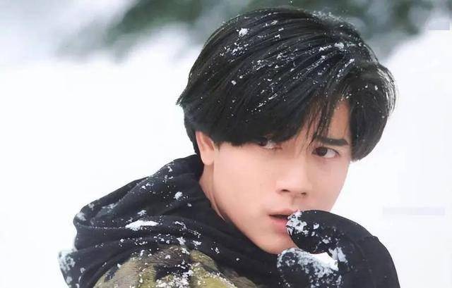 罕见!郭富城59岁庆生,方媛晒全家福秀恩爱,一家四口穿着时尚