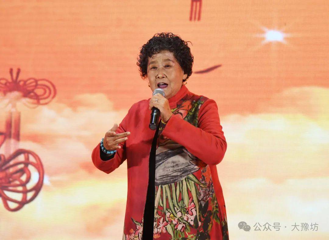 晨之风和著名豫剧表演艺术家黄爱菊合影留念