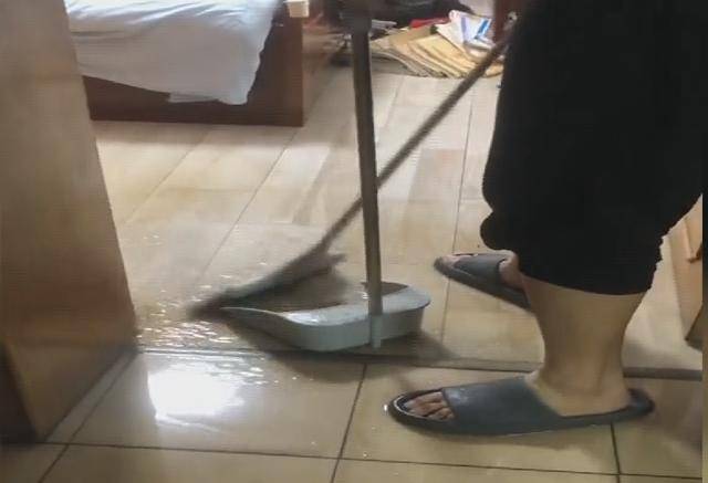 废弃多年自来水管突然喷水！西安一小区成了“水帘洞”