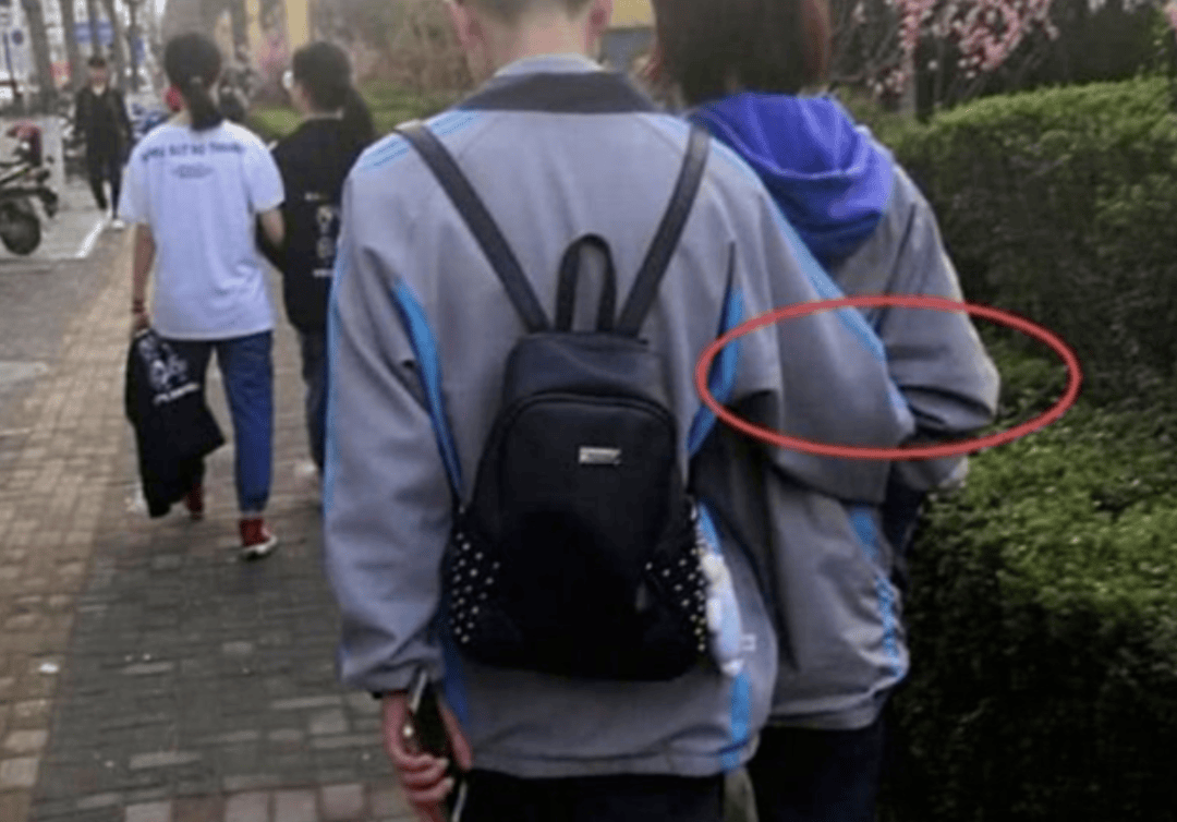 规定学生统一穿校服,归根究底是为了使学生的学习不受影响,尤其是对于