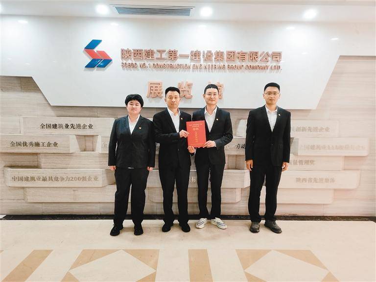 记者 郭旭 摄周美悦,徐亮亮,王磊和孙琳博没想到,他们深夜在工地的