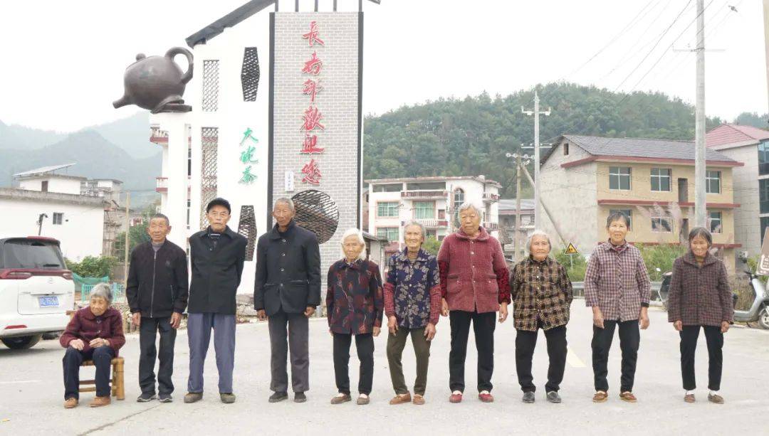 农耕赛里的百岁老人_大赛_长寿村_村里