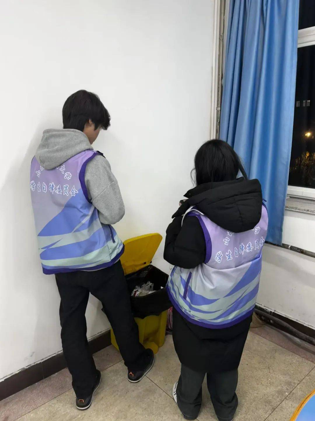 校内教学楼教室卫生检查行为