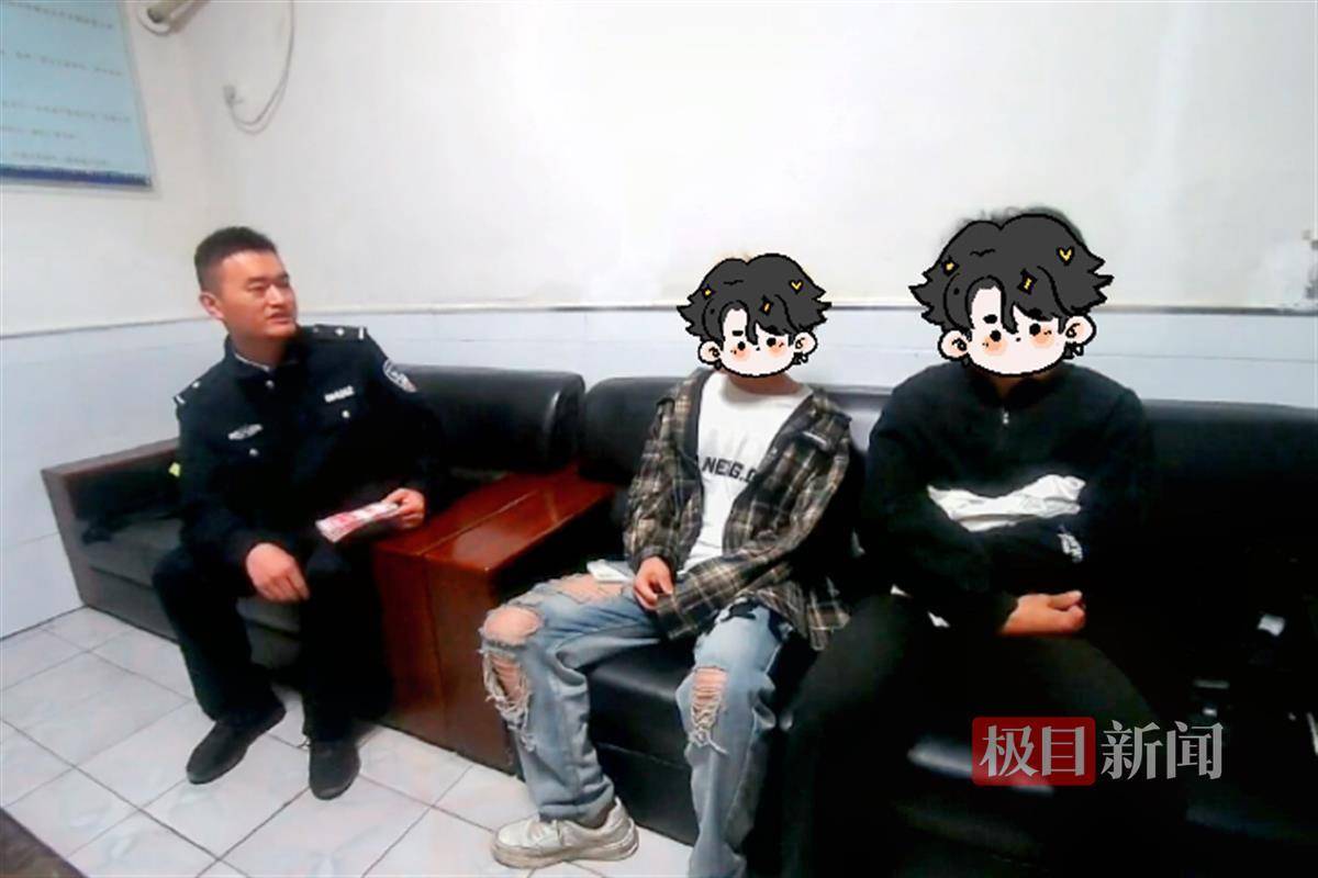 两少年捡到万元现金上交派出所，民警多方查找物归原主