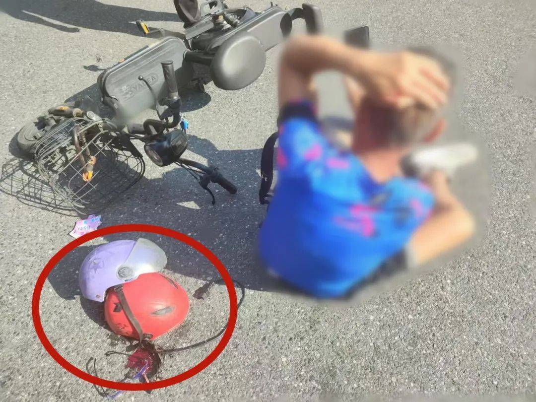 带了头盔但没戴!发生事故后,他痛苦捂头
