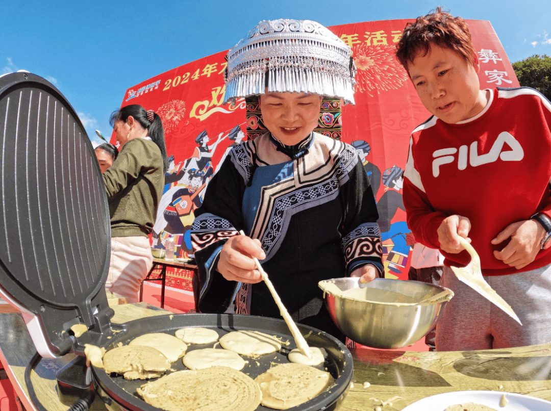 此次彝族年活动,营造了浓厚的民族文化氛围,将民俗,服饰,歌舞等丰富的