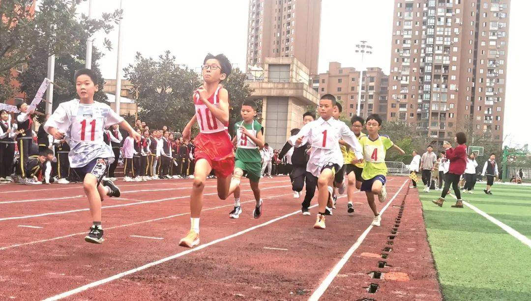 记者 王泸州 摄近日,104中学第二十七届体育节田径运动会开幕式上,身