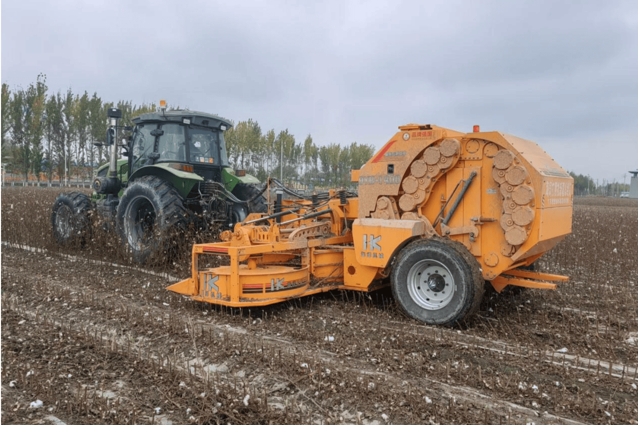 沙湾:棉花秸秆打捆机实现经济与生态"双赢"