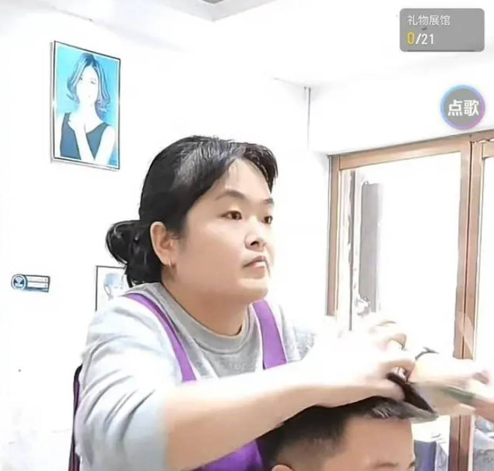 湖南女理发师因"听得懂话"爆火,数十名"托尼"老师在线学艺,网友:能不