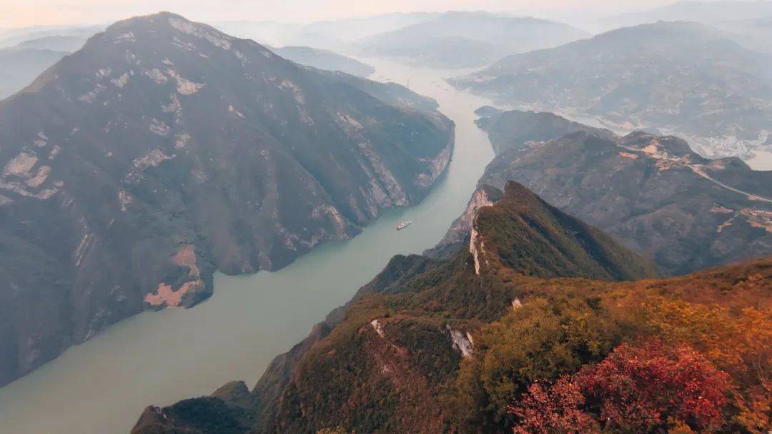 单程约10公里,以以景区栈道,石板路为主,可谓一步一景,一路领略长江