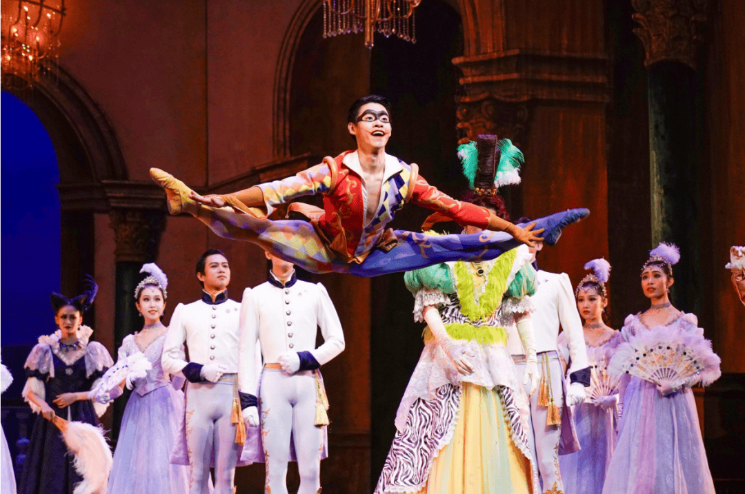 第二幕仙女教母给了灰姑娘一双玻璃舞鞋.