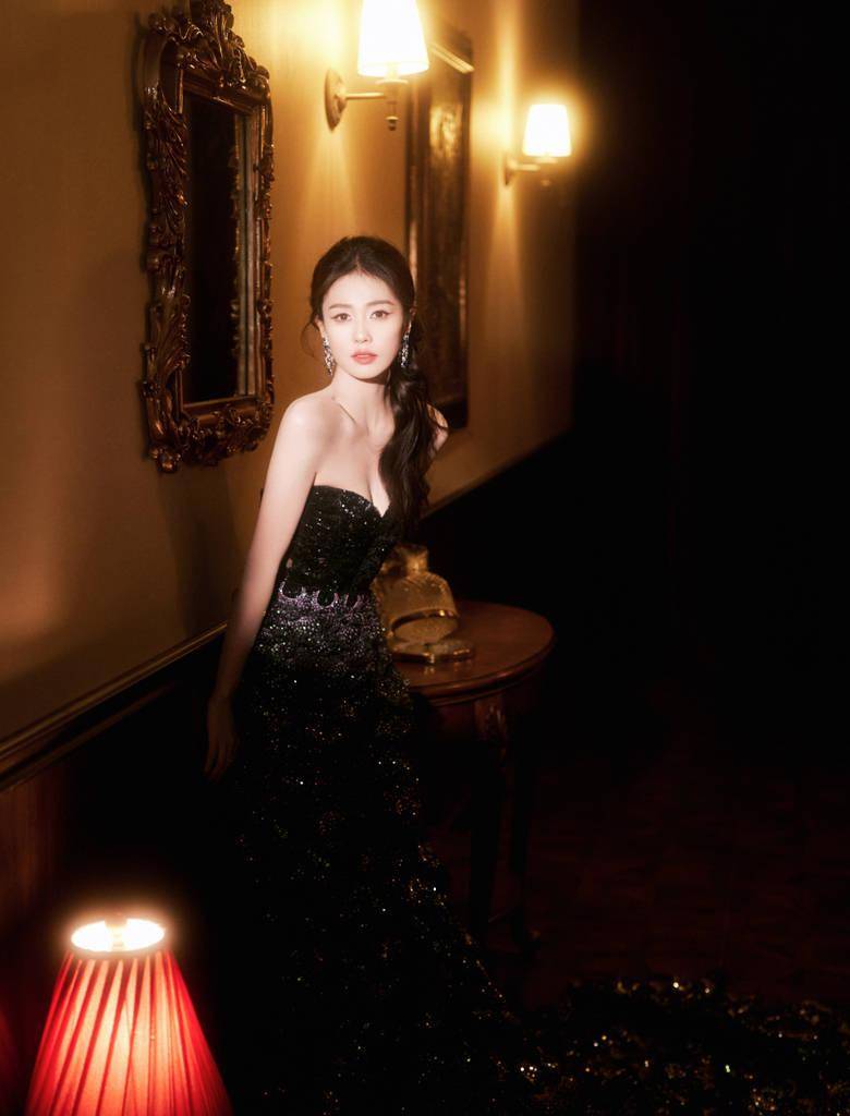 白鹿微博视界大会闪钻抹胸长裙造型写真