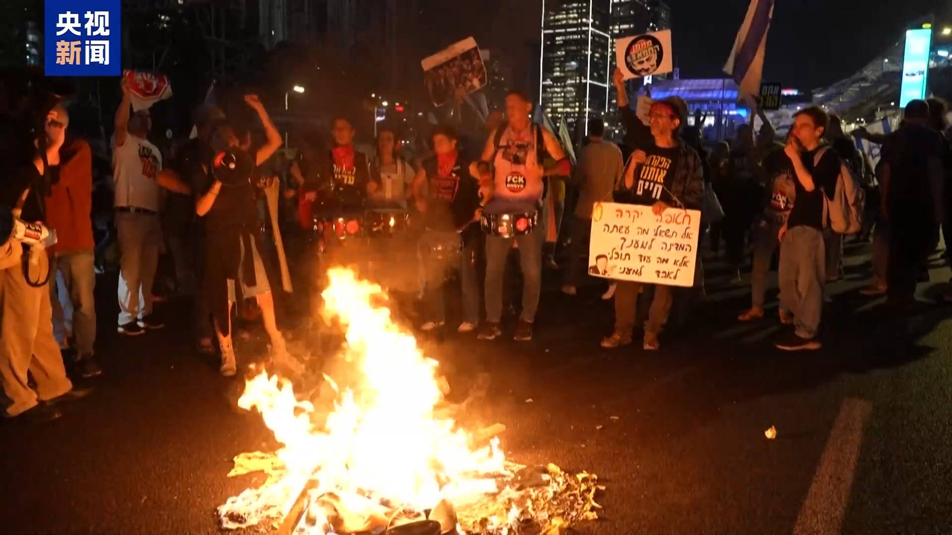 “整个政府都该下台” 以总理解雇国防部长引民众抗议 “整个政府都该下台” 以总理解雇国防部长引民众抗议