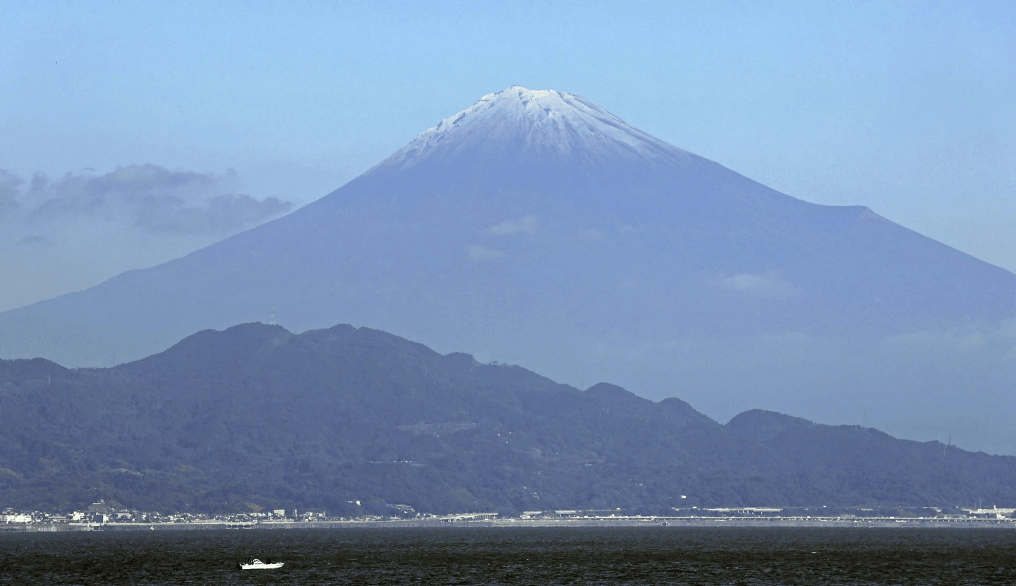 日本富士山迎来标志性雪顶,延迟降雪创130年纪录