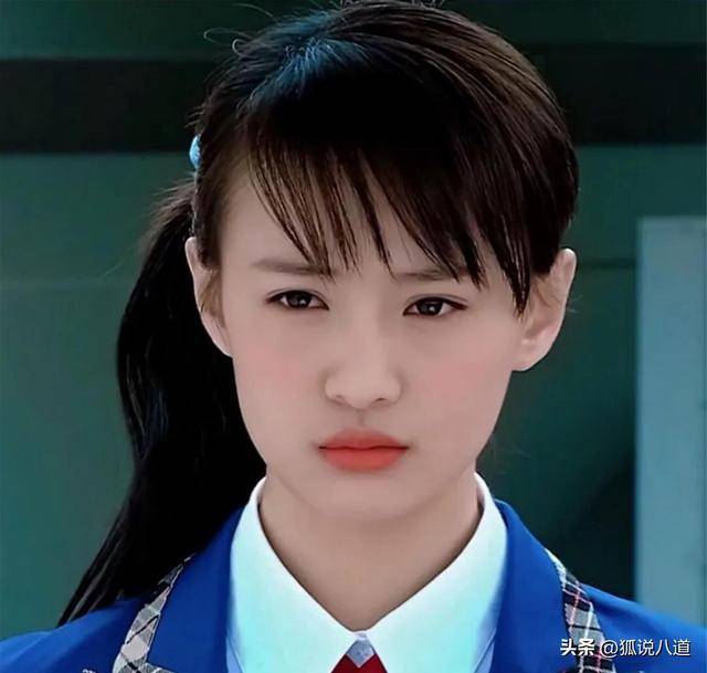 后来,郑爽靠着自己的本事和天赋,考上了北京电影学院表演系,这可是她