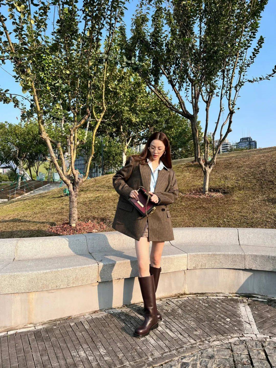 而当针织外套搭配百褶裙加上顺直的长发加持则是展露了温柔女性的一
