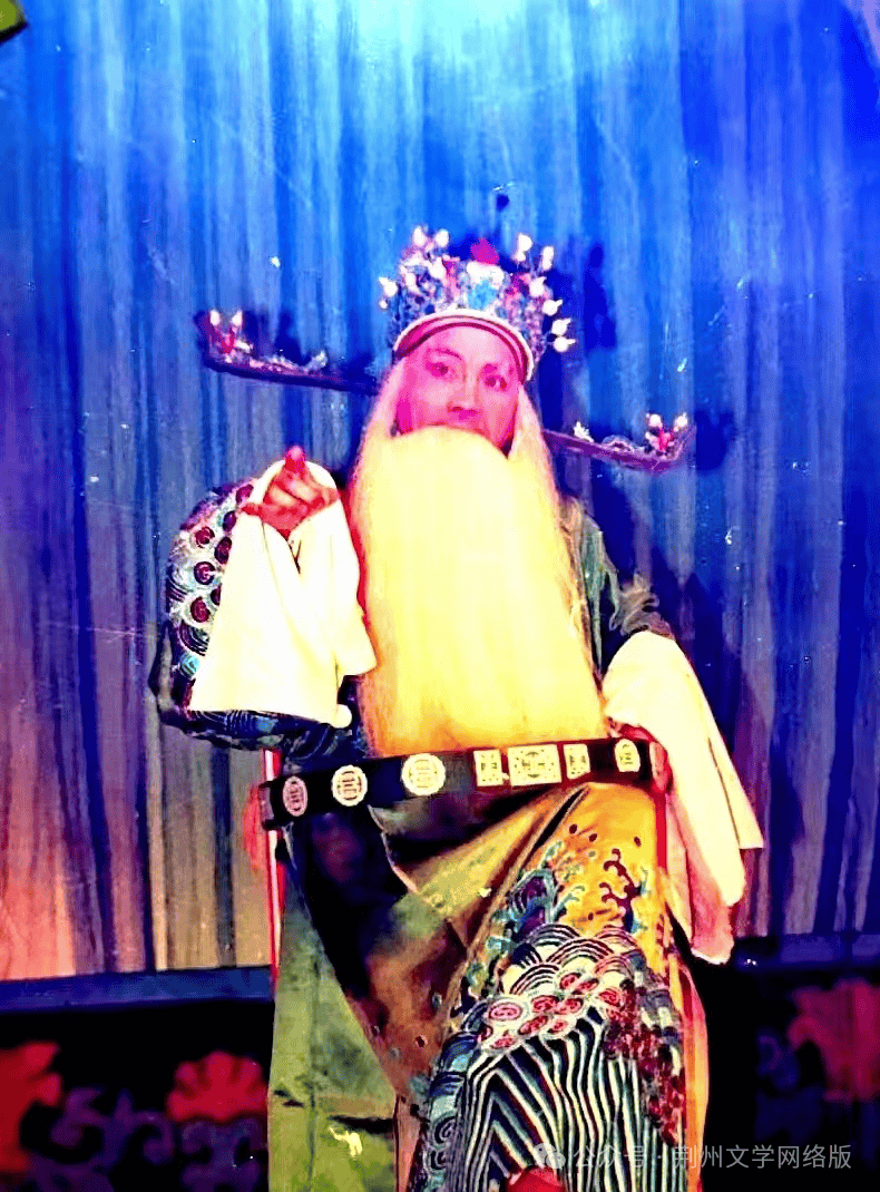 从香港给郭叔鹏送来锦旗,因而他结识了罗品超,文觉非,郎筠玉等名演员