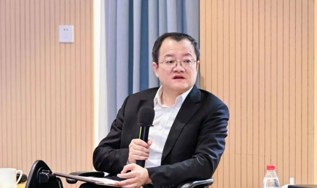 校长杜江峰与挑战杯获奖团队师生代表座谈