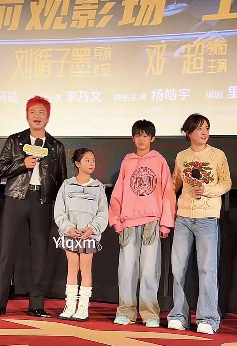 孙俪带儿女出席邓超新片首映礼,等等夸爸爸演得最棒,小花很有范