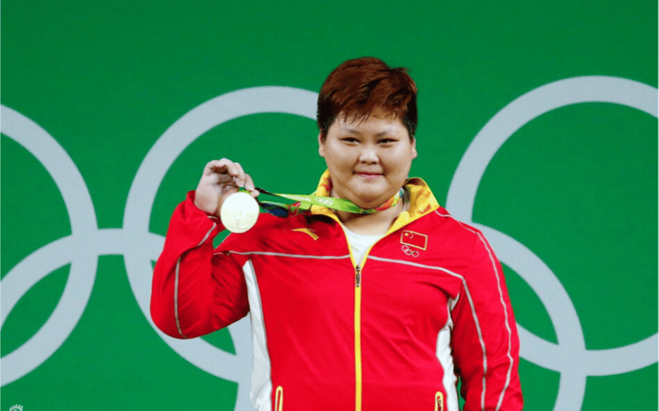 11月17日,奥运冠军孟苏平为铜马鸣枪!