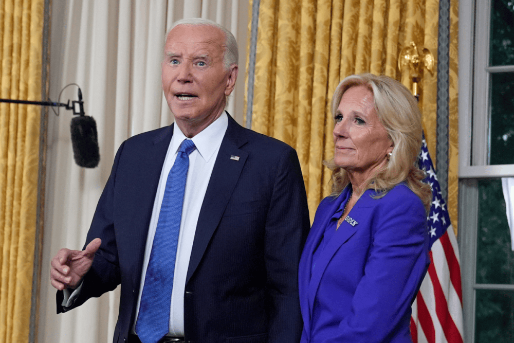 82岁拜登在沙滩艰难前行险摔倒,第一夫人却"视而不见",引发争议