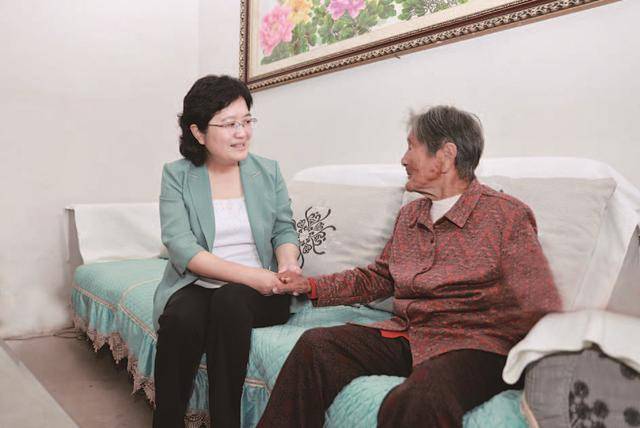 龚维芳看望慰问百岁老人