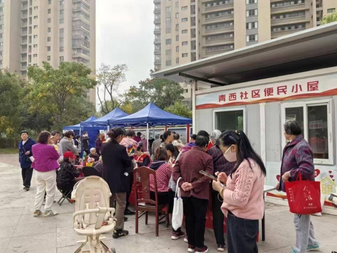 麒麟街道开展平安建设宣传活动，南京丁义山专科医院志愿者为居民义诊