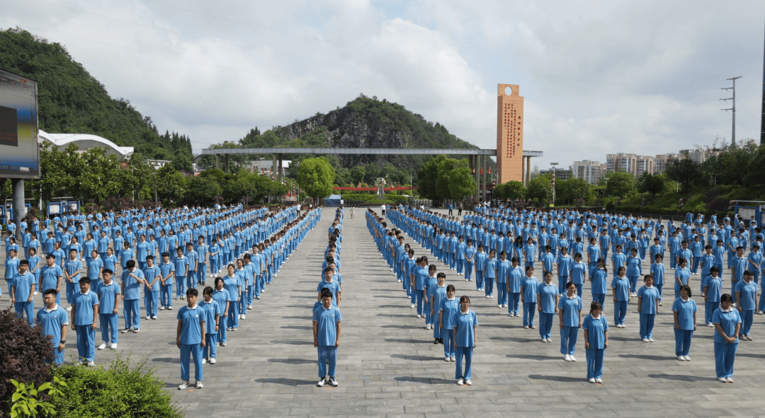 喜报!铜仁市第八中学获省级二类示范性普通高中称号