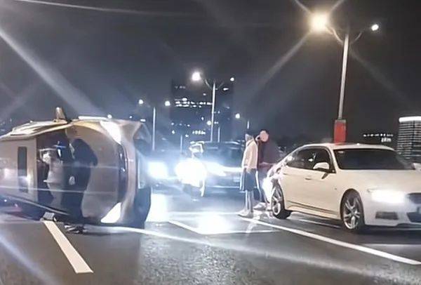 上海南北高架突发！两车碰擦致一车侧翻，车内人员从天窗脱困