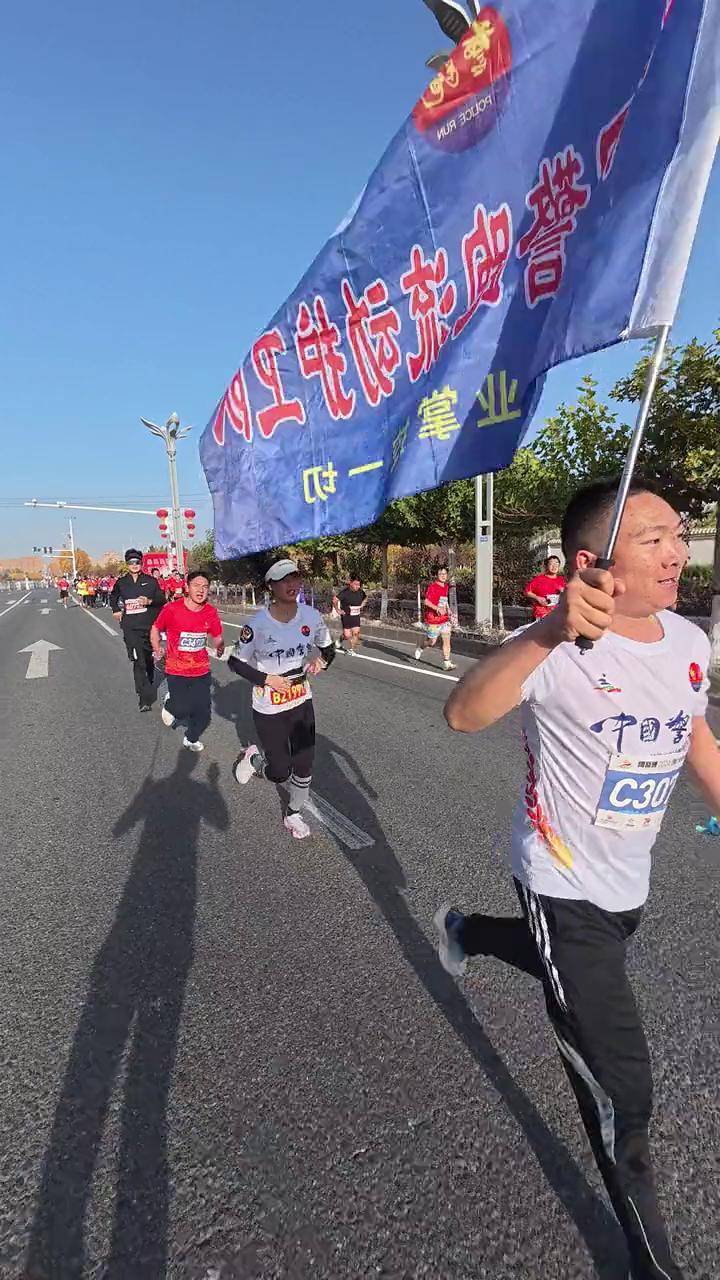 每场马拉松都有我们"警马"跑团的成员有你们守护真的很安心铁门关半程