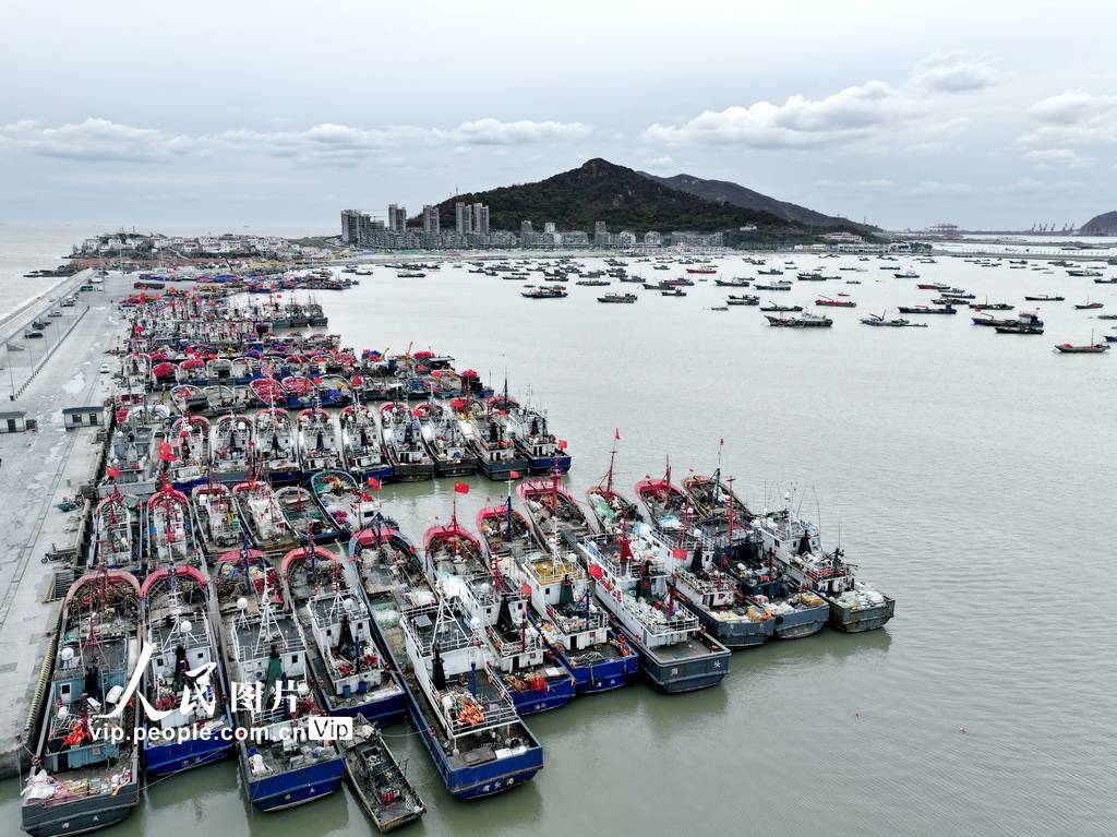 江苏连云港:渔船回港避风浪